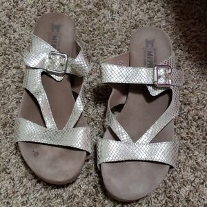 Size 40 mephisto silver wedges.